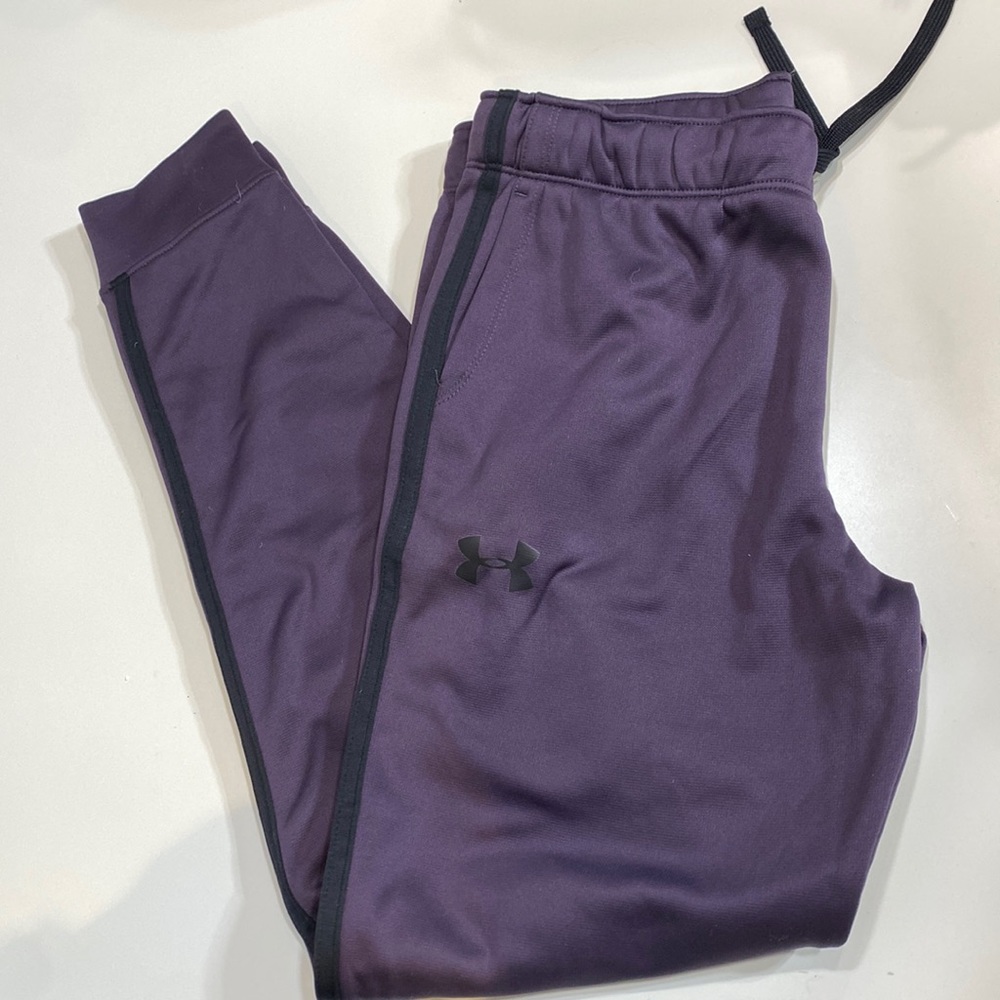 Girls under armpit sweatpants